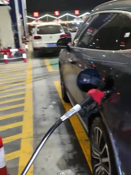 加油站晚上加油吗缩略图