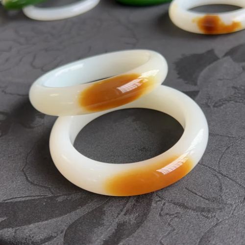 玉镯几百块钱是真玉吗游戏截图