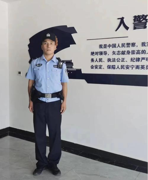 警服啥颜色游戏截图