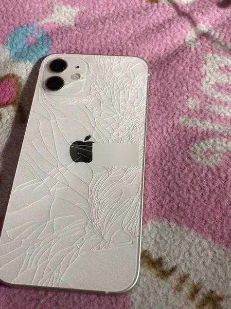 苹果11后盖玻璃碎了更换多少钱缩略图