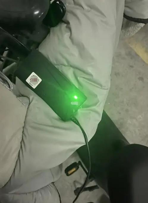 电车充电器一直亮绿灯,充不进电缩略图