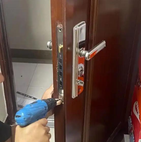 防盗门锁方舌弹不出来缩略图