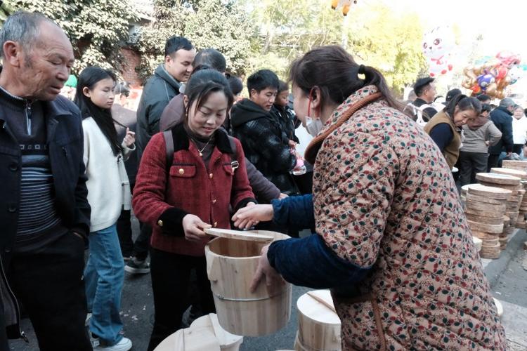 摆地摊怎样吸引顾客游戏截图