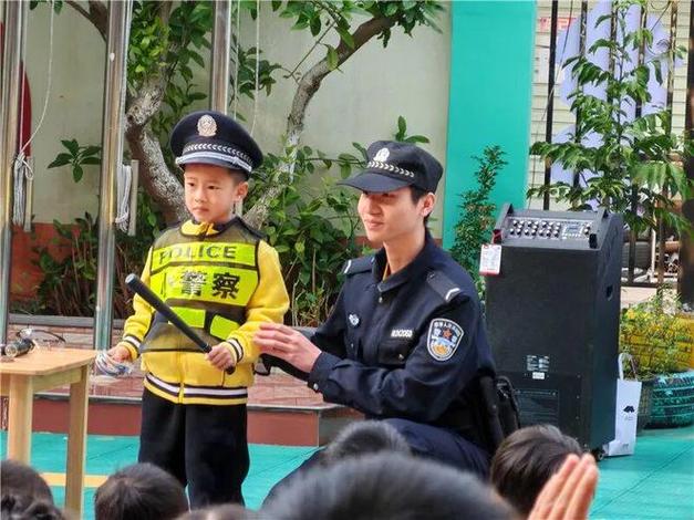 警服去掉臂章可以穿吗缩略图