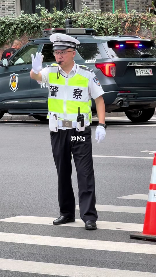 交警穿什么颜色的衣服缩略图