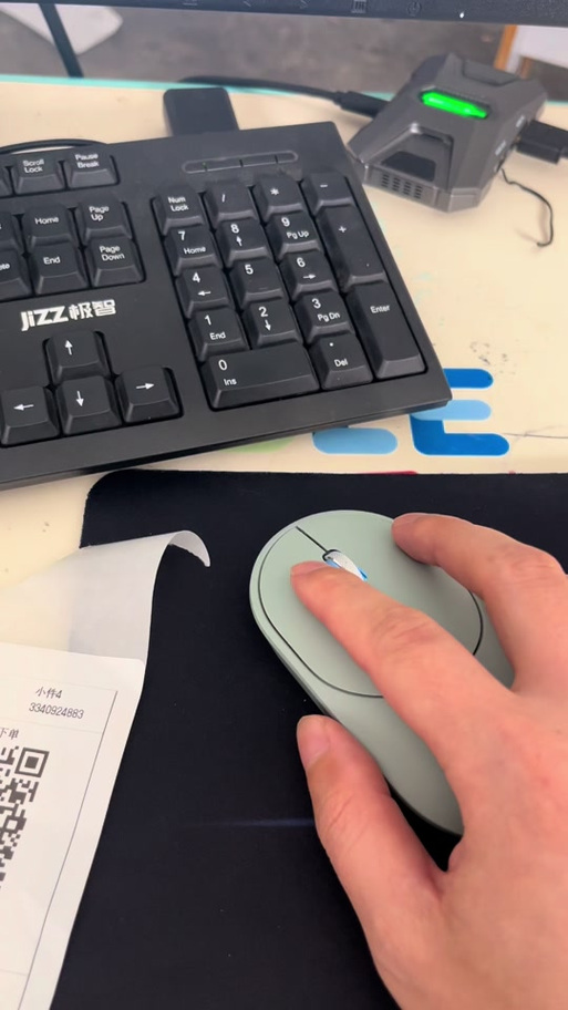鼠标底部灯不亮游戏截图