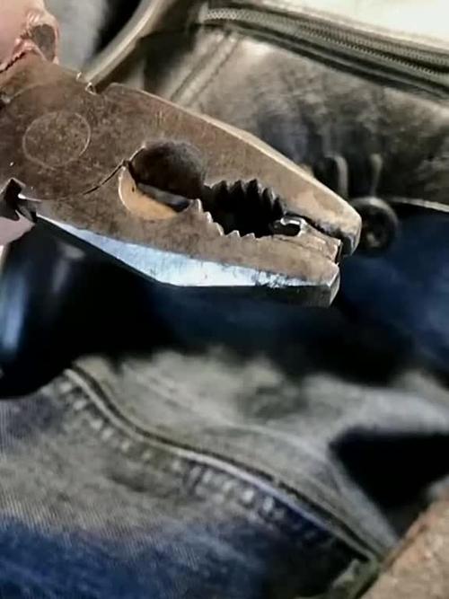 羽绒服拉链的底部坏了缩略图