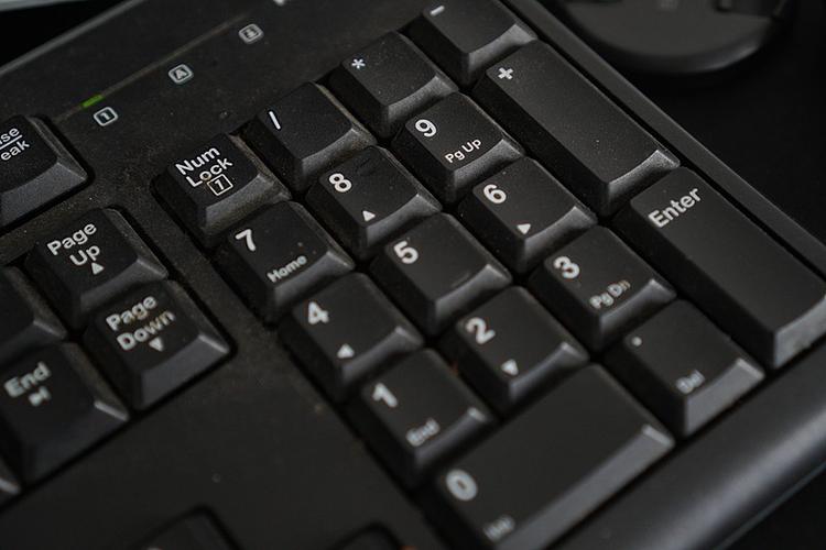 白色键盘和黑色键盘哪个好游戏截图