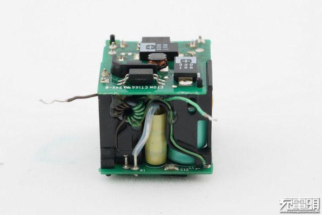 华为5v1a充电器拆解缩略图