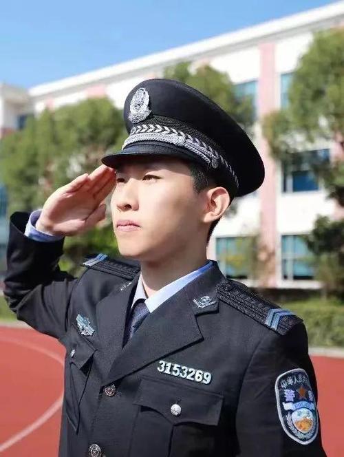 警服能穿回家吗游戏截图