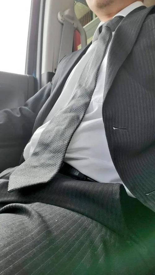 形容西服的优美句子缩略图