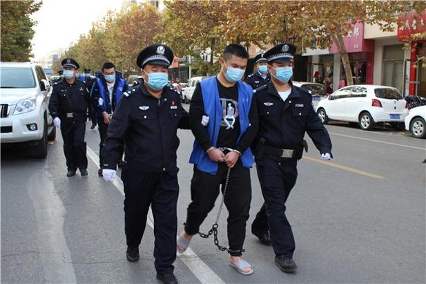 警察押解犯人图片缩略图