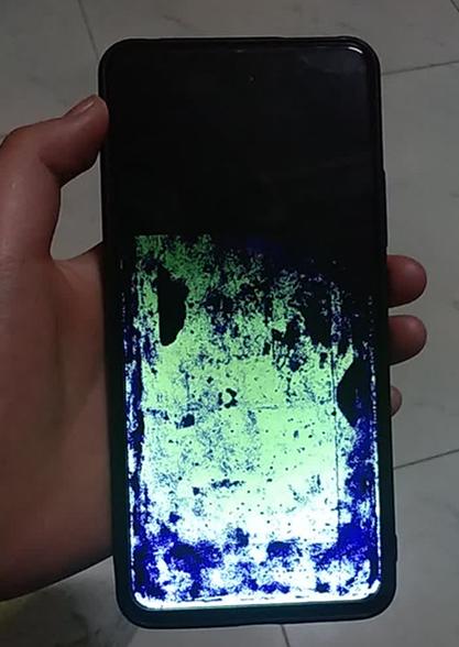 手机屏幕出现一个彩色的斑块缩略图