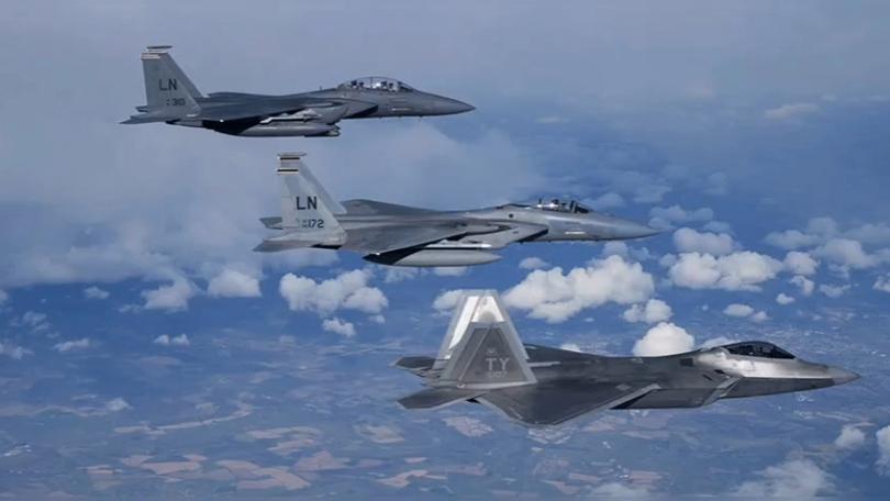 F22与F15模拟空战游戏截图