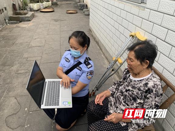 警察一般怎么提取现场指纹的缩略图
