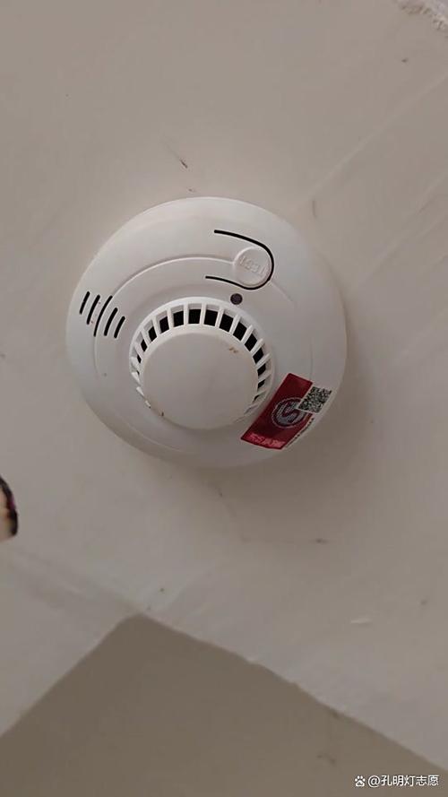 烟感报警器闪红光缩略图