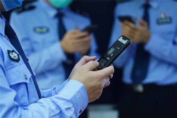 手机被警察用设备检查缩略图