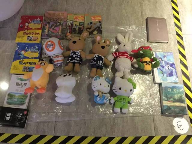 摆地摊卖手办缩略图